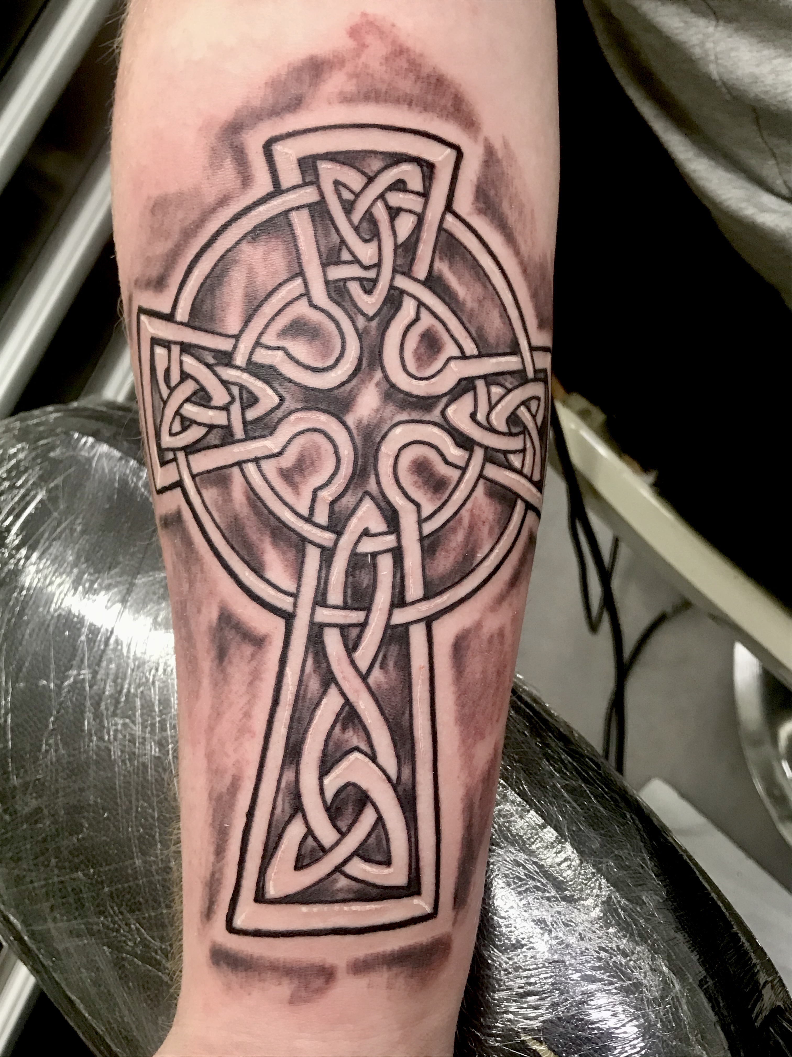 X 上的 Azarja van der Veen：「It's been awhile since I've done a Celtic cross # tattoo #tattoos #tattooer #cross #claddagh #celtic #irish #blackandgrey  https://t.co/nhLQrnhHdf https://t.co/c1mzzndscb」 / X